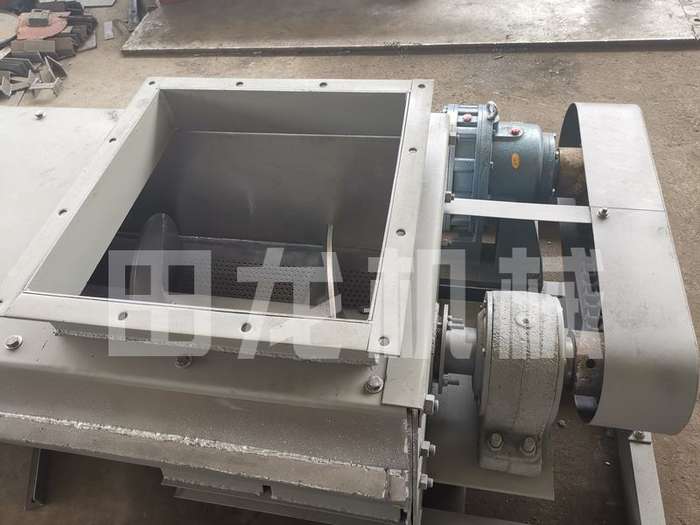 螺旋輸送機(jī)工人安裝調(diào)試！